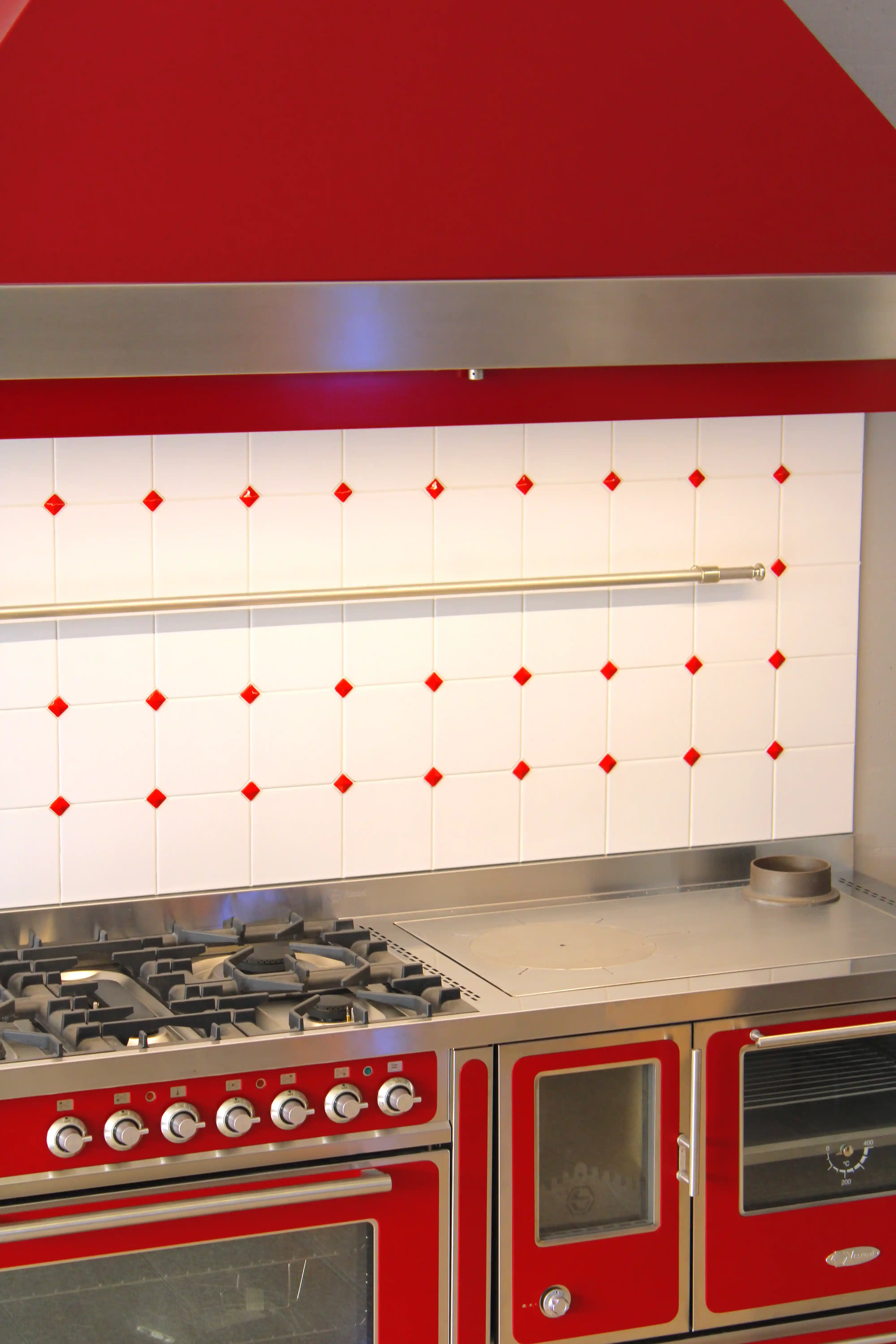 Cucina combinata 180 moderna - Dettaglio schienale piastrellato