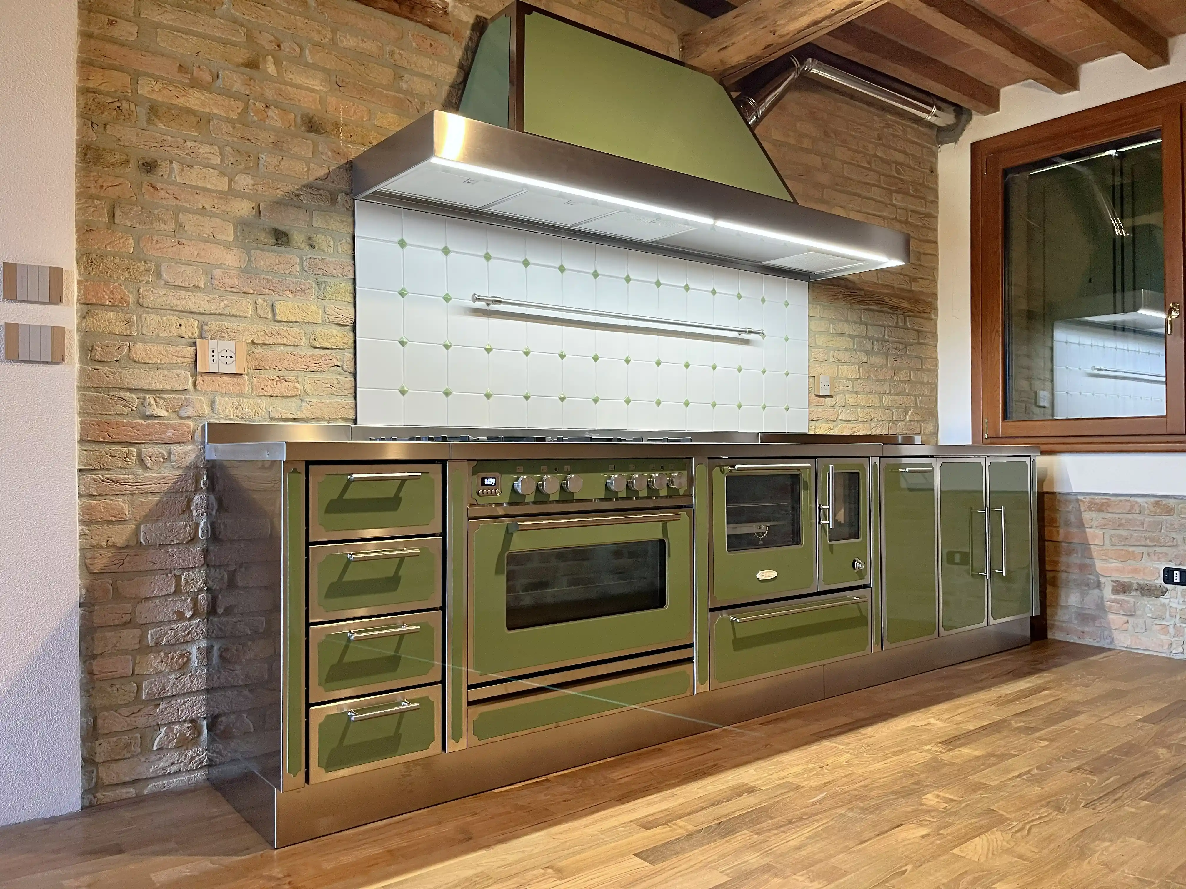 Cucina combinata gas legna induzione con cappa 340cm Vescovi Cucine